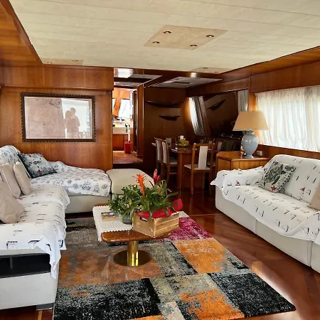 Botel Nauta Boat & Breakfast