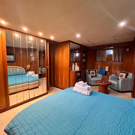 Vita Nauta Boat & Breakfast Ботель Гаэта
