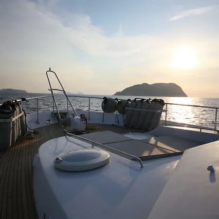 Ботель Vita Nauta Boat & Breakfast *